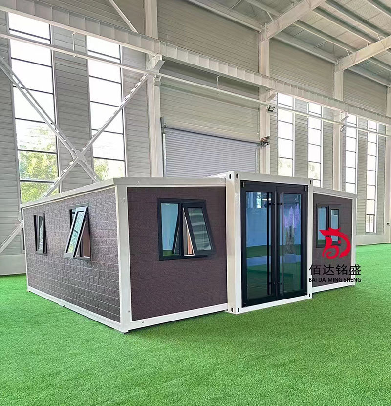 Double wing folding house changes from one room to three roo